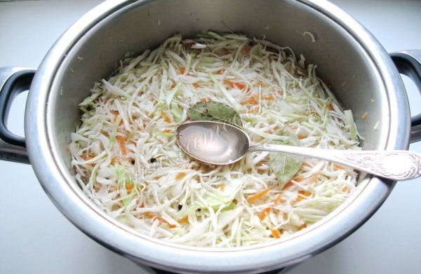 Влить рассол в капусту
