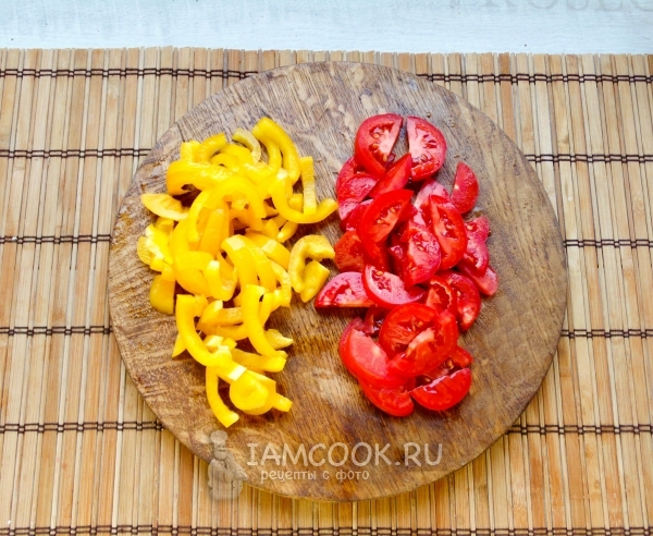 Порезать перец и помидор