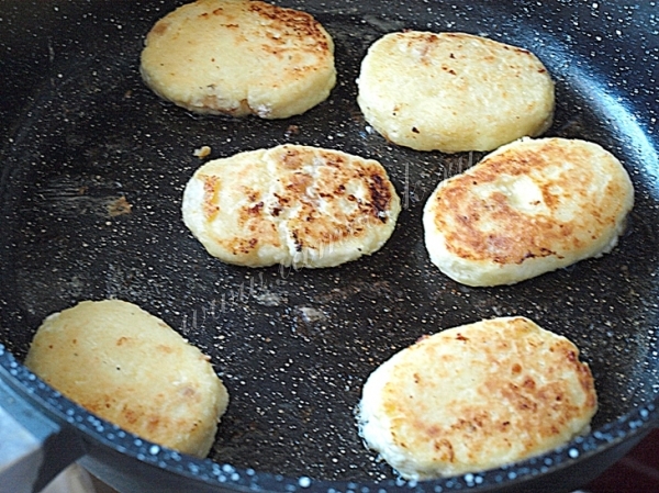 Обжарить сырники из манки