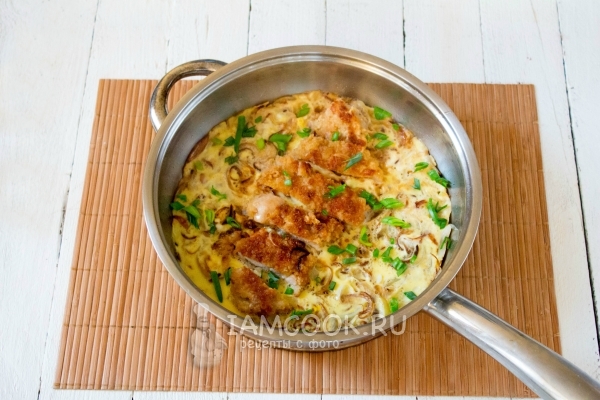 Влить яйца и посыпать луком