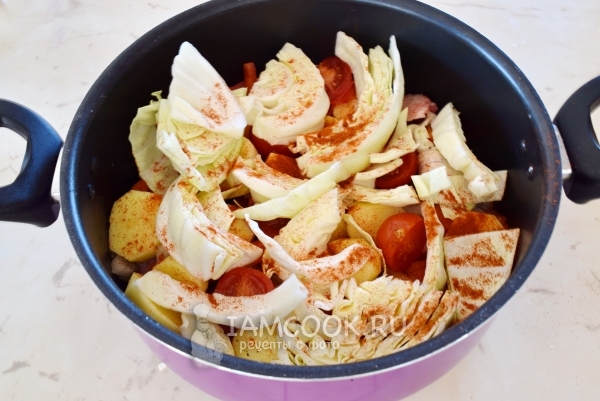 Положить капусту и посыпать паприкой