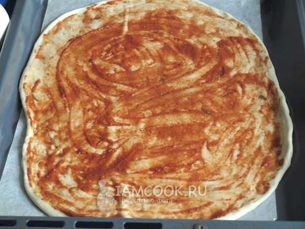 Смазать тесто томатным соусом