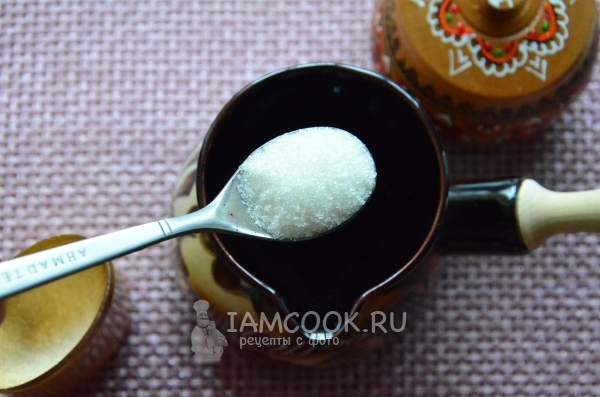 Положить в турку кофе и сахар