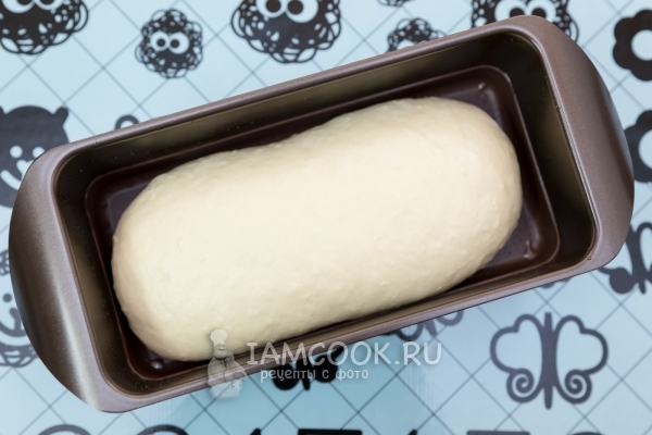 Переложить тесто в форму