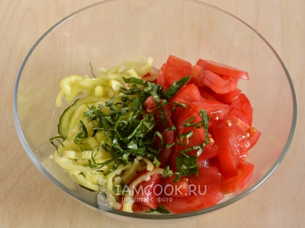 Добавить перец, помидор и зелень