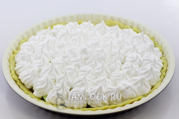 Выложить взбитые белки