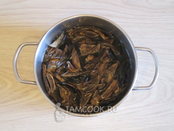 Замочить грибы в воде