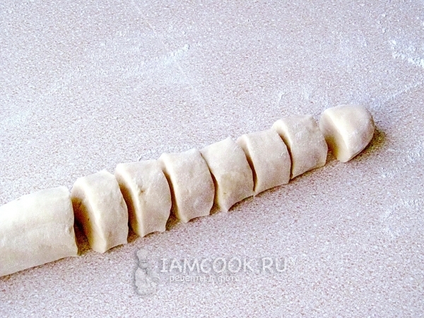 Порезать тесто на кусочки