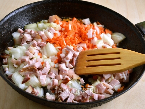 Обжарить лук, морковь, грудинку и сельдерей