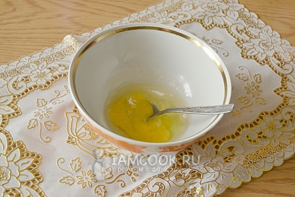 Соединить яйца с сахаром