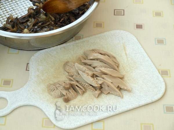 Грибы порезать и пожарить