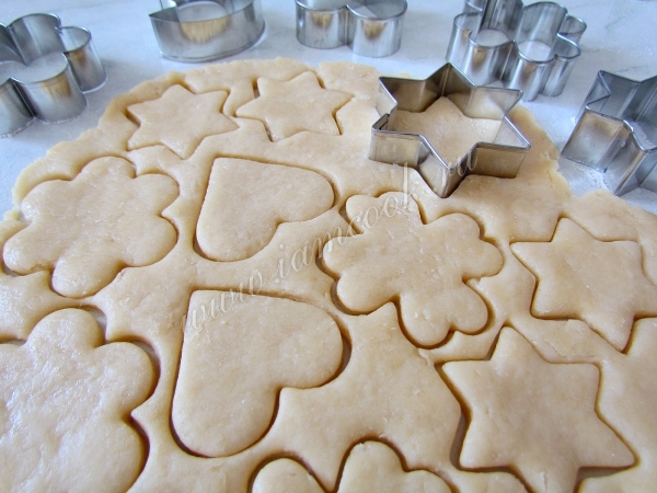 Вырезаем печенье формочками