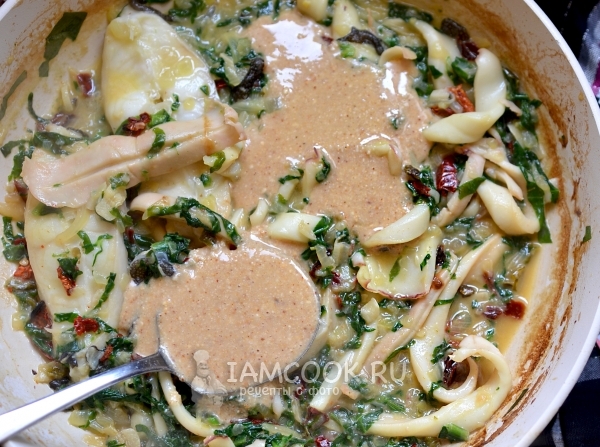 Арахисово-кунжутная паста в блюде