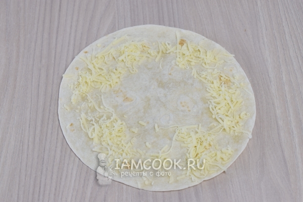 Выложить на тортилью сыр по кругу