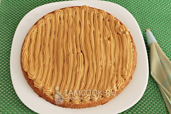 Нанести на корж крем