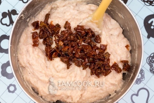 Положить вяленые помидоры