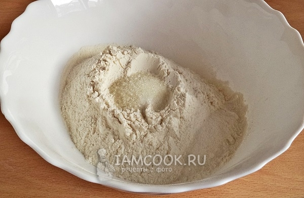 Смешать соль, сахар и муку