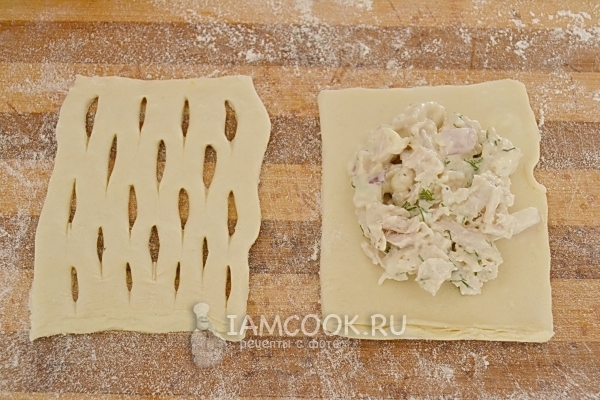 Положить на тесто начинку