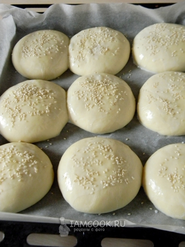 Посыпать булочки кунжутом