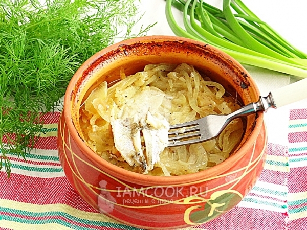 Рецепт корюшки, запеченной с луком в горшочке