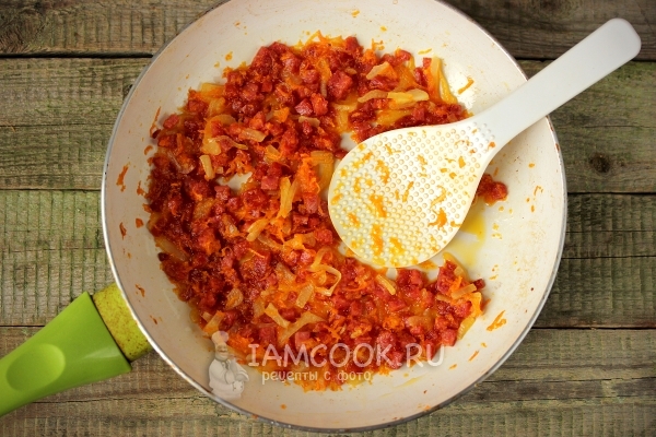 Обжарить лук, колбасу, морковь