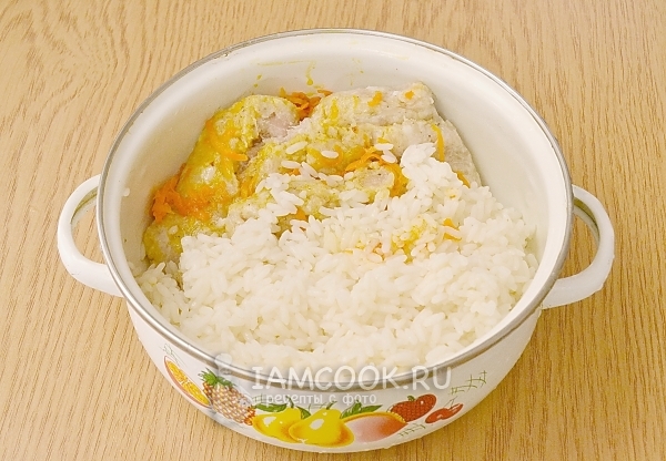 Положить в фарш рис
