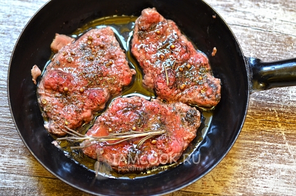 Обжарка говяжьих стейков на сковороде