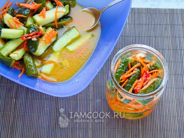 Уложить салат в банку