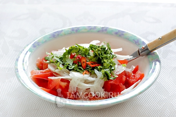 Соединить овощи и зелень