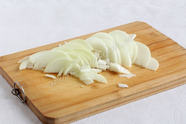 Лук порезанный полукольцами
