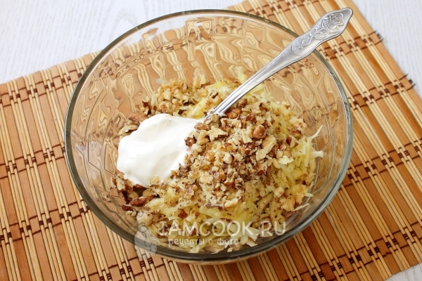 Добавить сметану и орехи