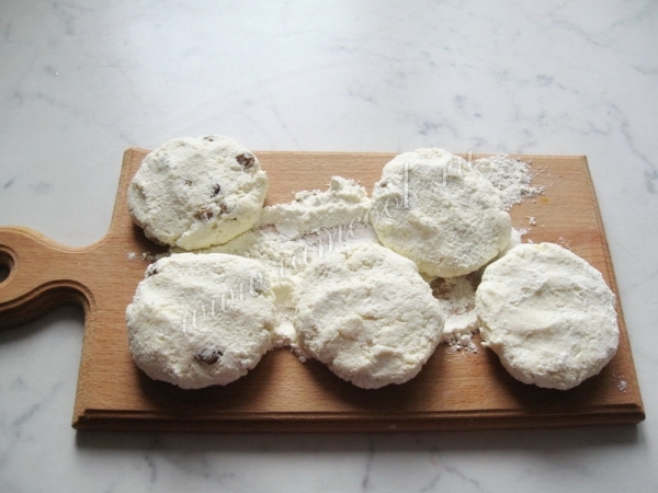 Лепим сырники с изюмом