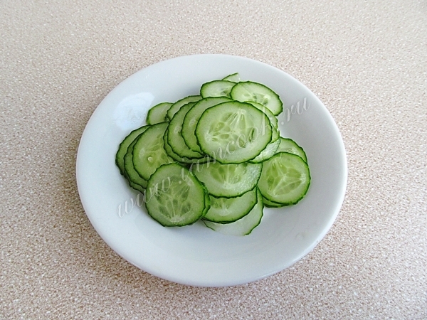 Огурец порезанный