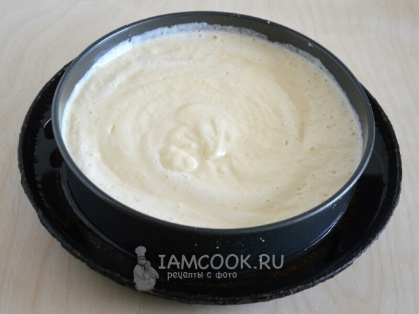 Залить смесь в форму