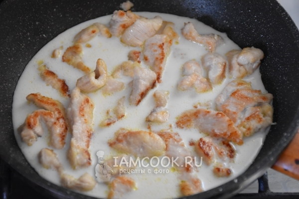 Влить молоко к мясу