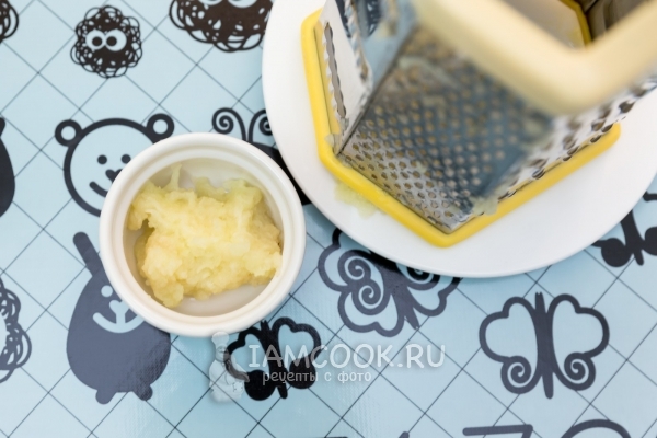 Натереть яблоко