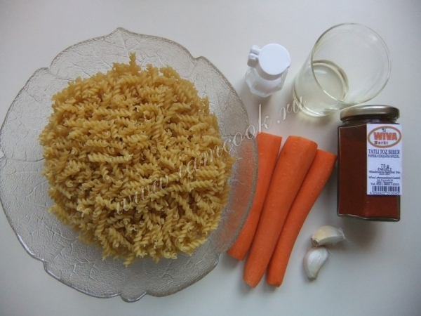 Ингредиенты для макаронного салата с морковью