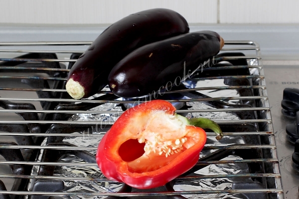 Запекание баклажана и перца с дымком