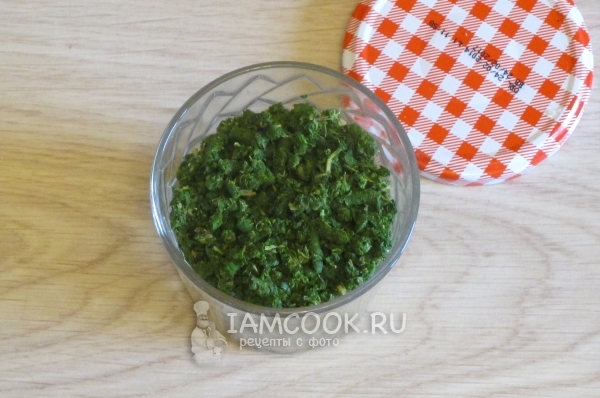 Положить иван-чай в стакан