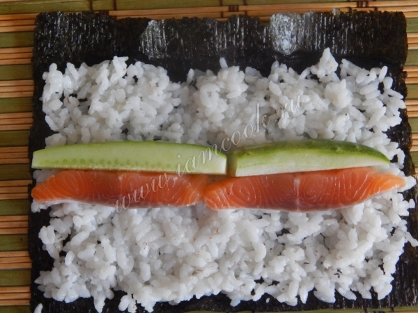 Выложить огурец и семгу