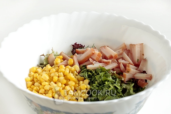 Соединить ингредиенты для салата