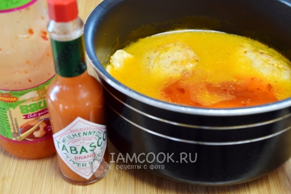 Положить соус чили и соус табаско