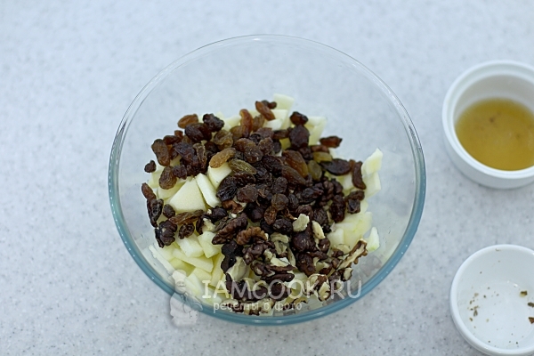Положить изюм и орехи