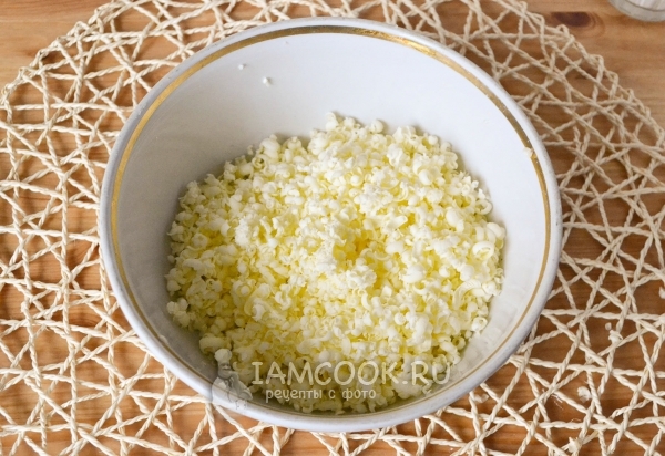 Натереть на терке масло