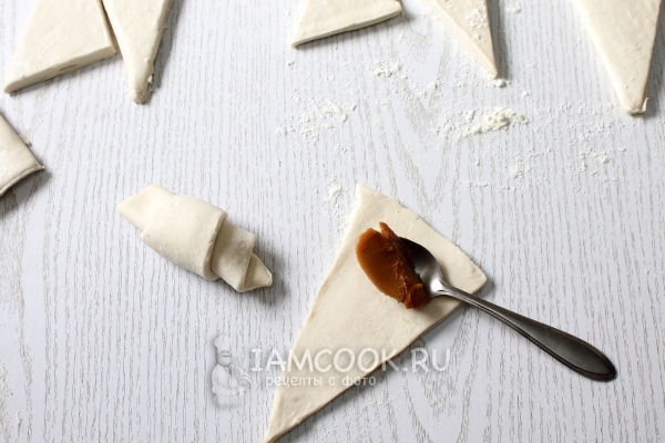 Положить на тесто начинку