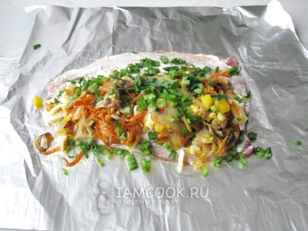 Выложить на рыбу овощи и зеленый лук