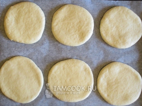 Положить лепешки на противень