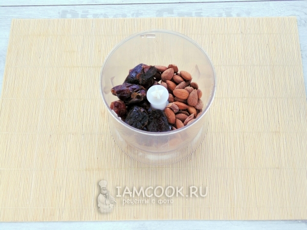 Орехи и финики в блендере
