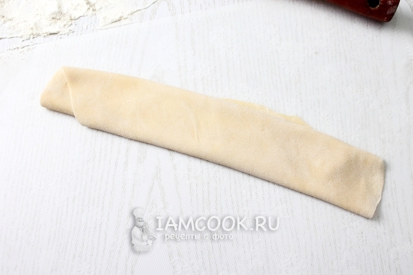 Свернуть раскатанное тесто