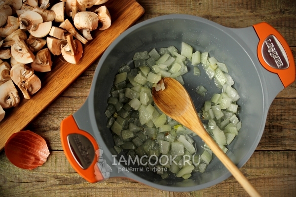 Обжарить лук